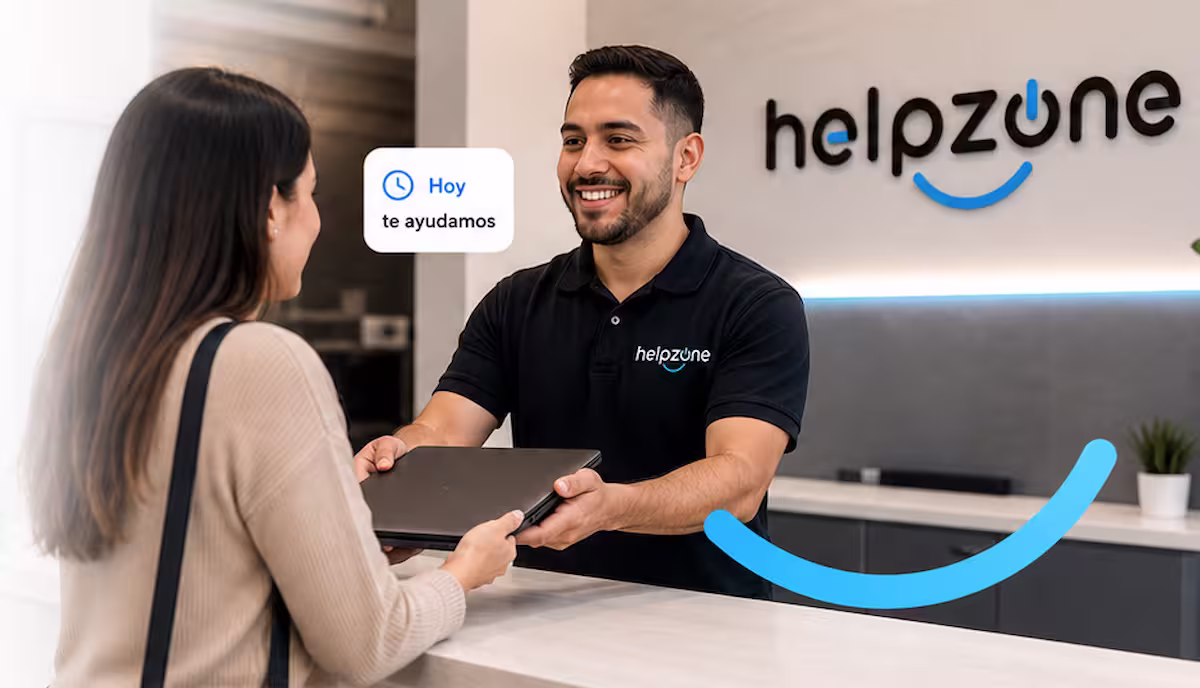 Tecnico recibiendo una laptop de una clienta en un espacio de soporte tecnico